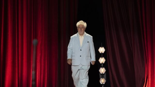 GRAFCAV8685. SAN SEBASTIÁN (ESPAÑA), 26/09/2024.- El director de cine español Pedro Almodóvar recibe el Premio Donostia en el Festival de Cine de San Sebastián . EFE/ Juan Herrero