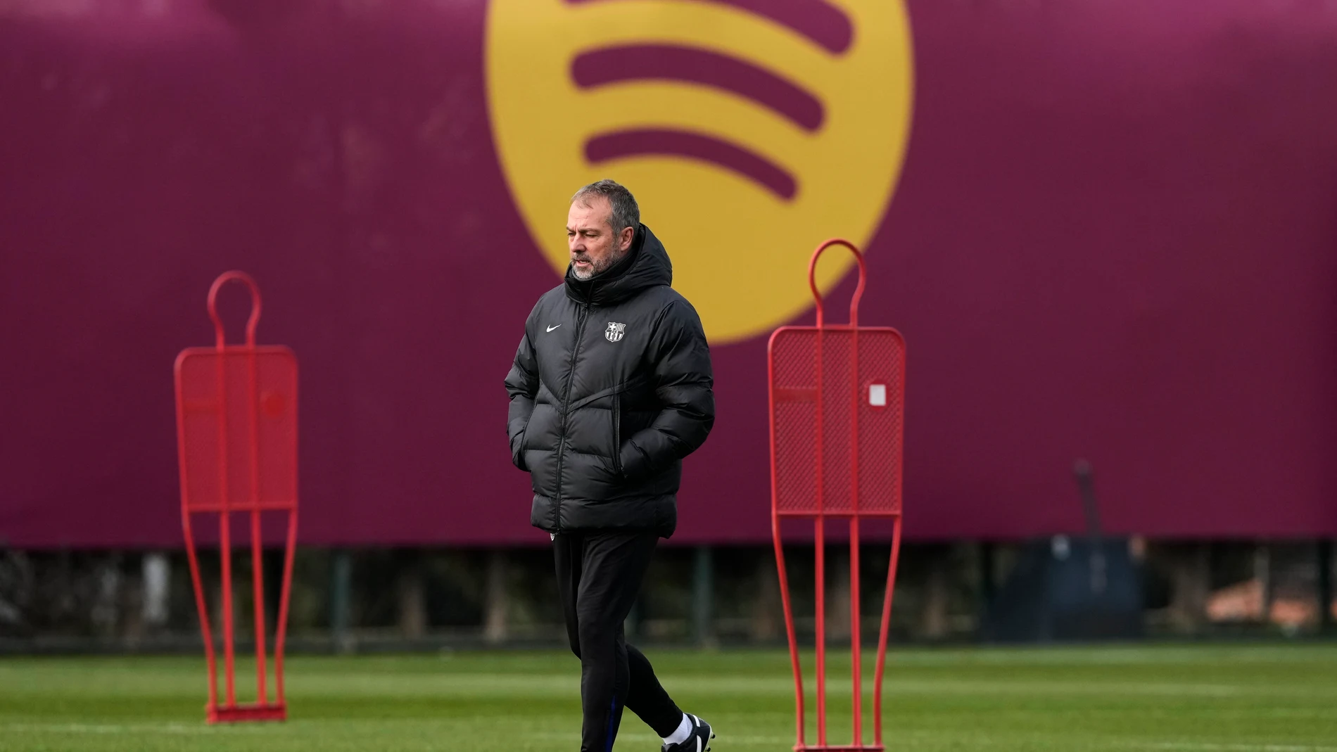 GRAFCAT2369 Sant Joan Despí (BARCELONA) 03/012025.- El entrenador del FC Barcelona, Hansi Flick, durante el entrenamiento realizado este mediodía en la Ciudad Deportiva Joan Gamper de cara al partido de los dieciseisavos de la Copa del Rey de fútbol, que jugarán mañana frente al Barbastro. EFE/Alejandro García