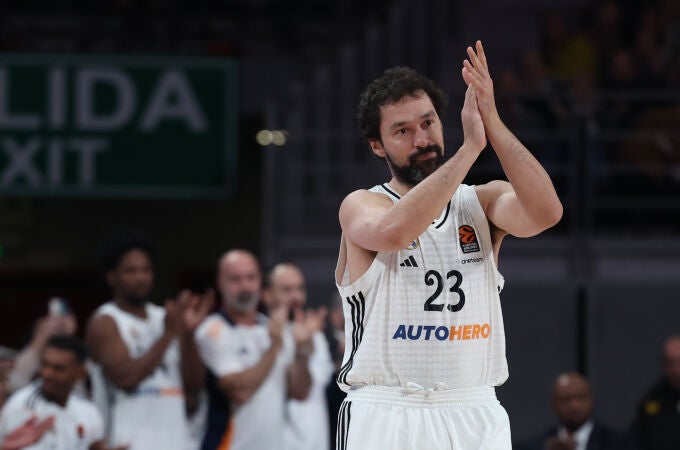 Llull aplaude al público del Movistar Arena al saltar a la cancha en su partido 426 de la Euroliga