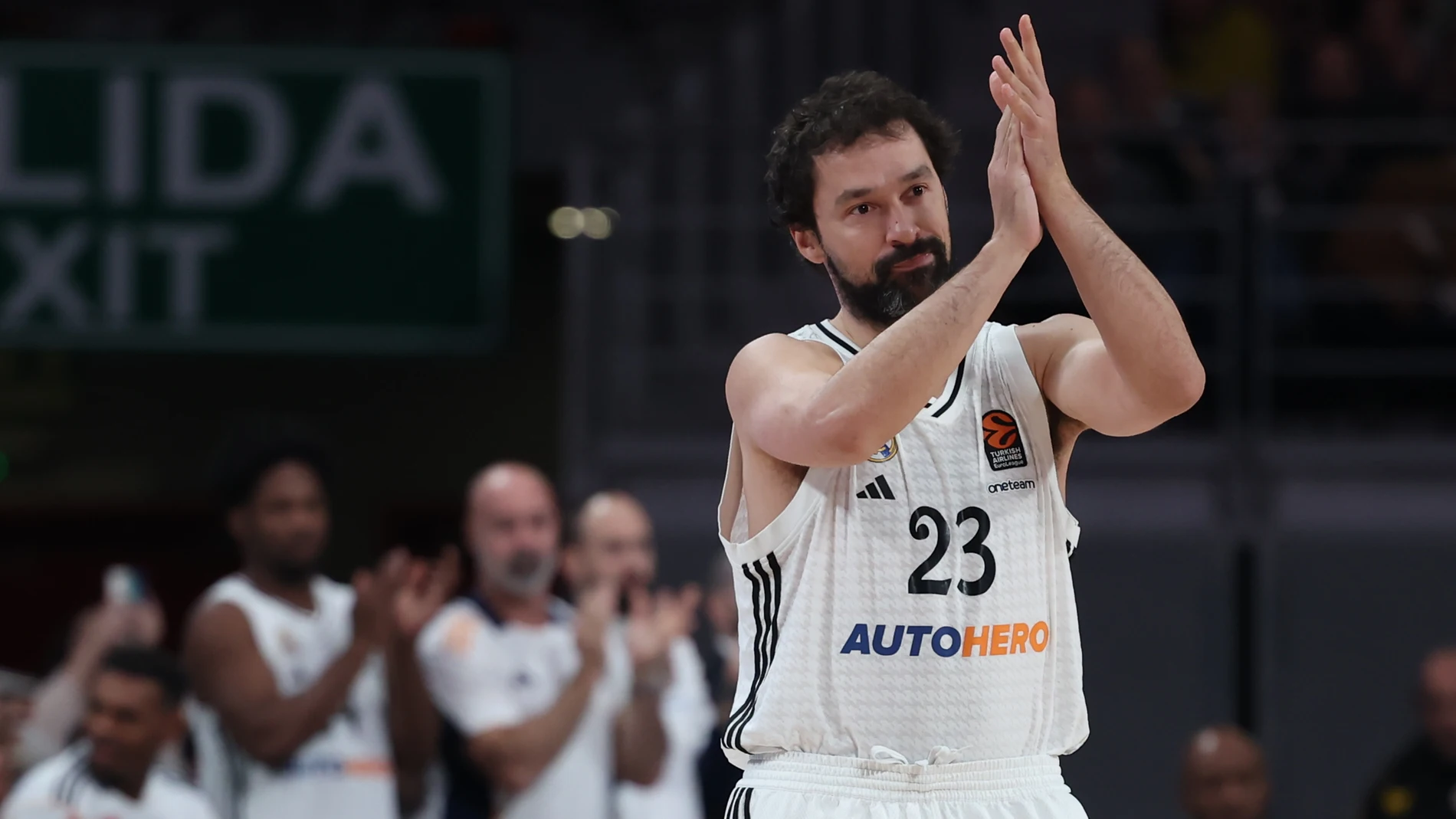 Llull aplaude al público del Movistar Arena al saltar a la cancha en su partido 426 de la Euroliga
