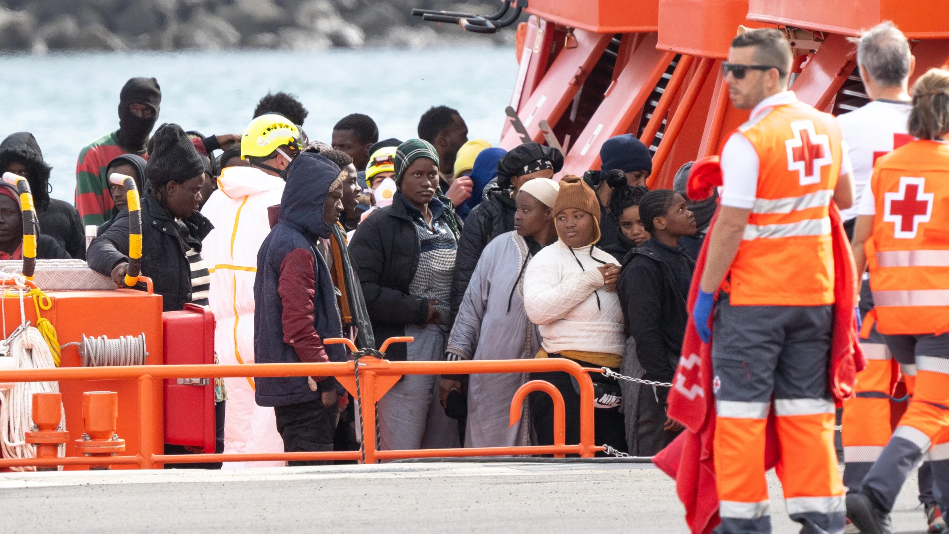 Varios servicios de emergencia atienden a migrantes recién rescatados de un cayuco, en Puerto Naos, a 4 de enero de 2025, en Arrecife, Lanzarote, Canarias (España). Salvamento Marítimo ha rescatado en la mañana de este sábado en aguas de Marruecos a alrededor de 110 personas, entre las cuales hay 23 mujeres y seis o siete menores, que viajaban a bordo de dos pateras con destino a Canarias. 04 ENERO 2025;MIGRANTES;CAYUCO;PATERA;SALVAMENTO MARÍTIMO;CRUZ ROJA;INMIGRACIÓN;CANARIAS; Europa Press...