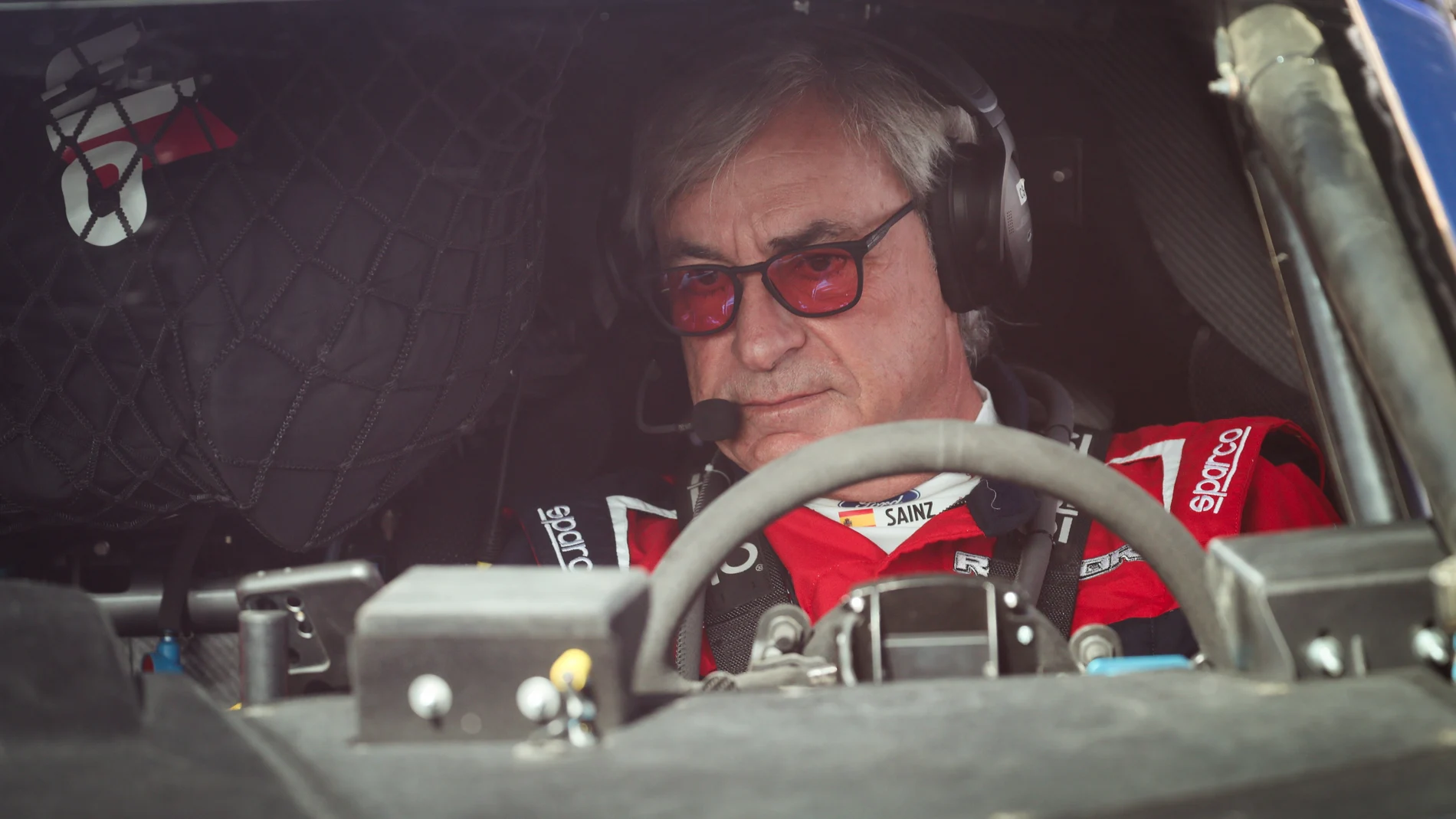 Carlos Sainz, subido en su Ford Raptor