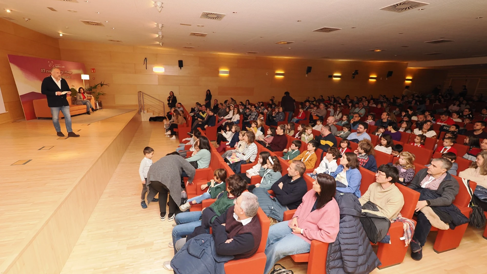 El presidente de las Cortes de Castilla y León, Carlos Pollán, da la bienvenida a los asistentes al acto