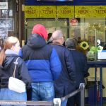 MADRID.-Madrileños y turistas apuran las últimas horas para comprar lotería del 'Niño' con colas en administraciones del centro