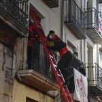 Los pajes reales utilizan las escaleras rojas para llegar a los balcones y repartir los regalos 