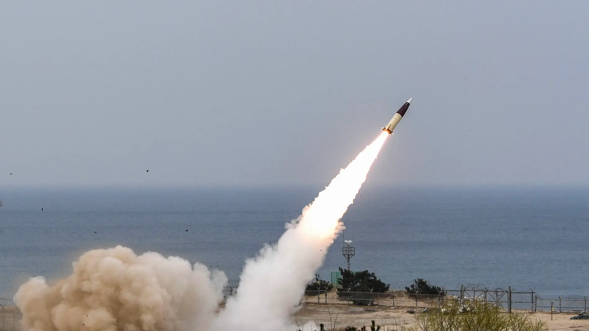(Foto de ARCHIVO) March 25, 2022, South Korea: March 24, 2022-East coast, South Korea-In this photo provided by South Korea Defense Ministry, South Korea's military launches Army Tactical Missile System or ATACMS, during a military exercise at an undisclosed location in South Korea, Thursday, March 24, 2022. North Korea test-fired possibly its biggest intercontinental ballistic missile toward the sea Thursday, according to its neighbors, raising the ante in a pressure campaign aimed at forci...