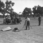 El fotógrafo y director de cine salamantino Leopoldo Alonso (1877-1949) durante el rodaje de su película 'Béjar en fiestas' en 1929