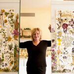 La artista Anne Fouetillou junto a alguna de sus obras de la muestra "Descubriendo las Flores"