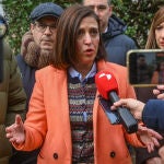 La portavoz nacional del PSOE, Esther Peña, atiende a los medios de comunicación en Burgos