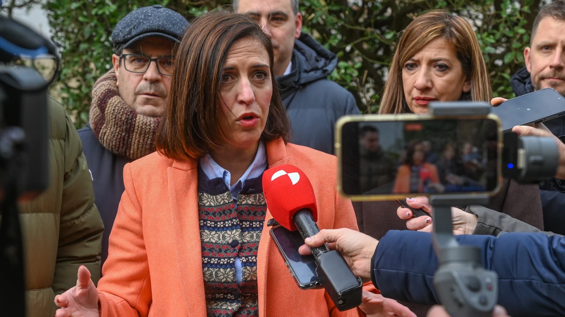 La portavoz nacional del PSOE, Esther Peña, atiende a los medios de comunicación en Burgos