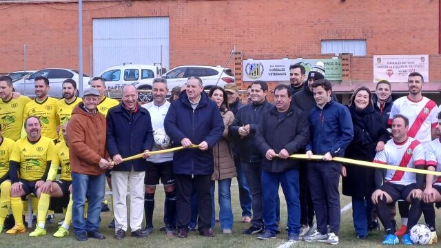 El presidente de la Diputación de Zamora, Javier Faúndez, inaugura el nuevo campo de fútbol de Corrales del Vino