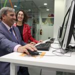 El consejero de Movilidad y Transformación Digital, José Luis Sanz Merino, consulta la Biblioteca Digital