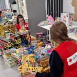 Voluntarios de Cruz Roja recogen los juguetes