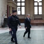 Former French President Nicolas Sarkozy (R) arrives to the old Justice Palace to attend a hearing in his appeal trial, in Paris, France, 24 November 2023. Sarkozy appeals a one-year sentence in the Bygmalion affair for exceeding the electoral spending ceiling during his presidential campaign in 2012. (Francia) EFE/EPA/Mohammed Badra