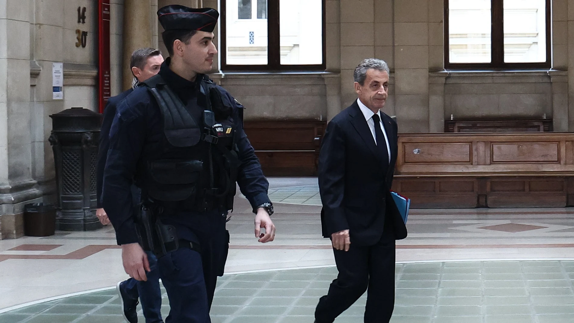 Former French President Nicolas Sarkozy (R) arrives to the old Justice Palace to attend a hearing in his appeal trial, in Paris, France, 24 November 2023. Sarkozy appeals a one-year sentence in the Bygmalion affair for exceeding the electoral spending ceiling during his presidential campaign in 2012. (Francia) EFE/EPA/Mohammed Badra