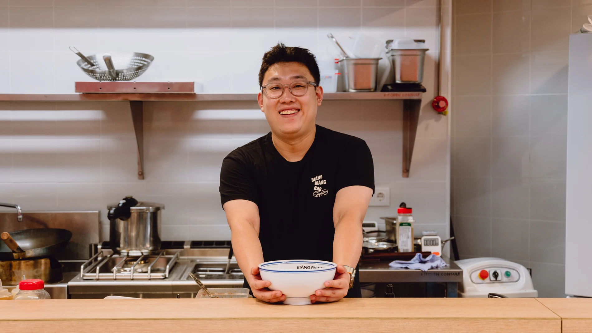 En Biáng Biáng Bar, en el mercado de Vallehermoso, Óscar sirve bowls de auténtica comida callejera china