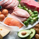 Al igual que existen alimentos con una gran cantidad de nutrientes y beneficios para la salud, también hay determinadas comidas o productos que debemos evitar para cuidar nuestro cuerpo y cerebro