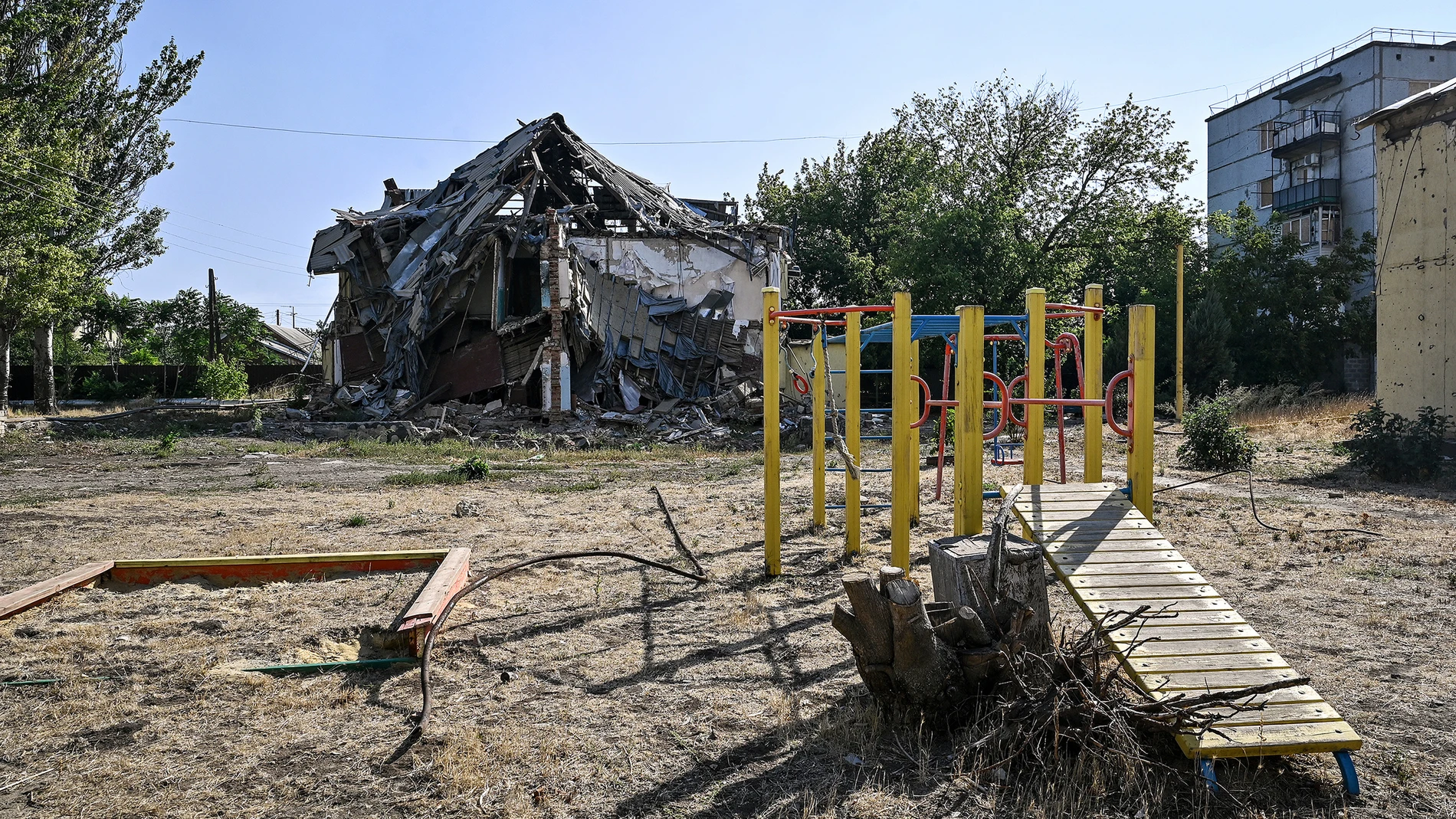 (Foto de ARCHIVO) September 16, 2024, Donetsk Region, Ukraine: DONETSK REGION, UKRAINE - SEPTEMBER 16, 2024 - A playground and a house destroyed by Russian shelling in the frontline city of Kurakhove, Pokrovsk district, Donetsk region, eastern Ukraine Europa Press/Contacto/Dmytro Smolienko 16/09/2024 ONLY FOR USE IN SPAIN