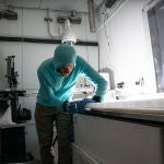 Preparando cuidadosamente las muestras longitudinales de núcleos de hielo para mediciones de alta resolución de plomo