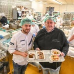 El chef Ricardo Temiño elabora una comida con tintes navideños para los pacientes del HUBU