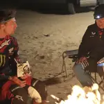 Carlos Sainz, en el campamento junto al español Schareina