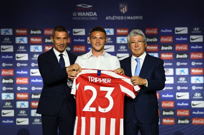 Andrea Berta, junto a Trippier y Enrique Cerezo, en el acto de presentación del futbolista inglés