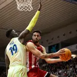 Juan Fernández entra a canasta ante Mustapha Fall