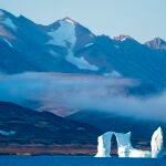 Un iceberg flota en la costa de Groenlandia