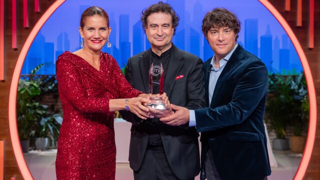 Samantha, Pepe y Jordi con el trofeo de 'MasterChef Junior 11'