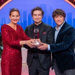 Samantha, Pepe y Jordi con el trofeo de 'MasterChef Junior 11'