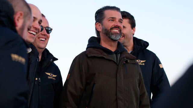 Donald Trump Jr en su llegada al aeropuerto de Nuuk