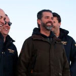 Donald Trump Jr en su llegada al aeropuerto de Nuuk