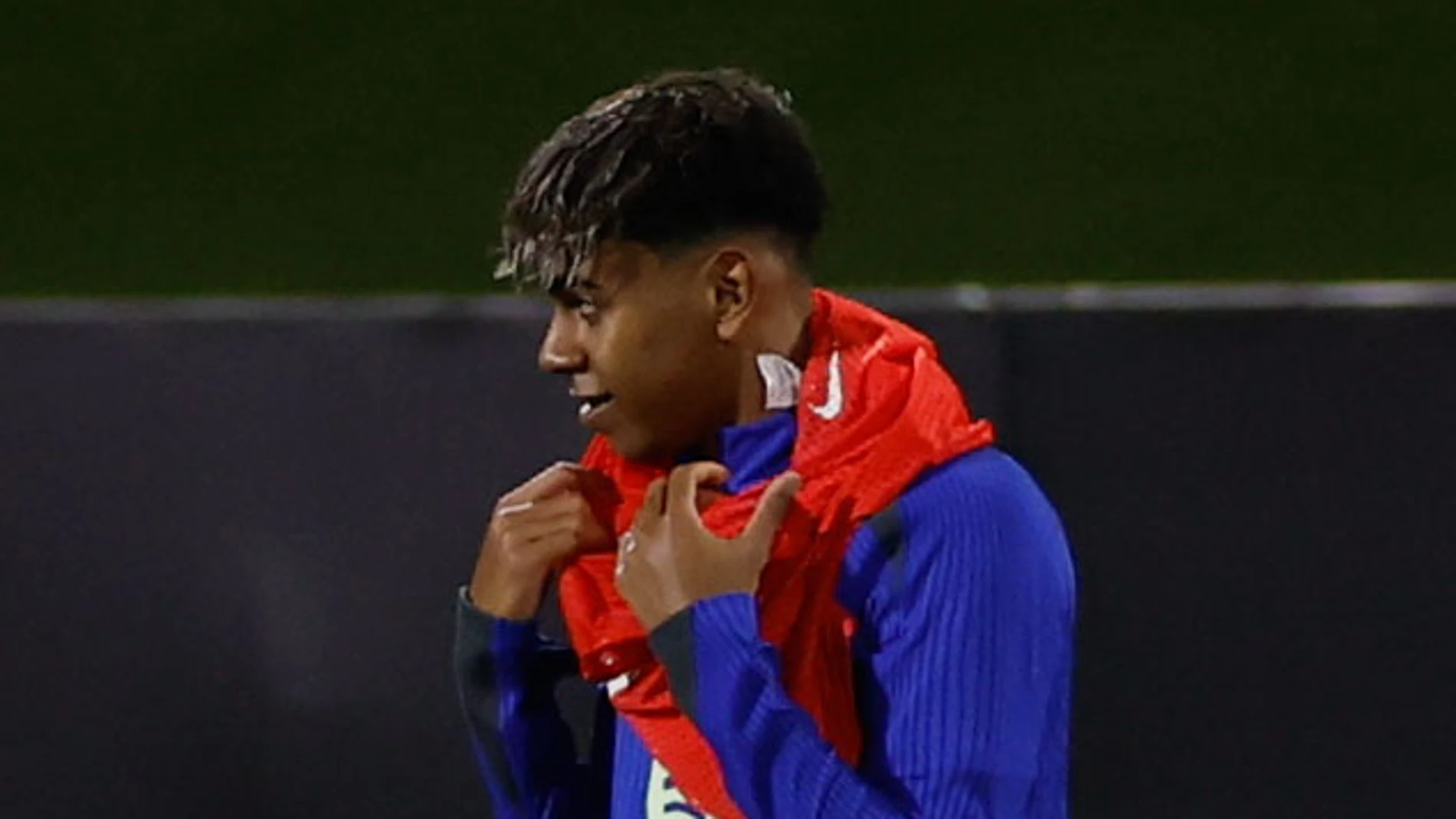 YEDA (ARABIA SAUDÍ), 07/01/2025.- El extremo del FC Barcelona Lamine Yamal participa en una sesión de entrenamiento este martes en Yeda, en la víspera del partido de semifinales de la Supercopa de España de fútbol que les enfrenta al Athletic de Bilbao. EFE/ Alberto Estévez