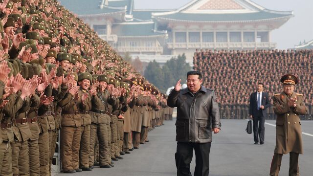 Imagen de archivo de Kim Jong Un pasando revista en Corea del Norte