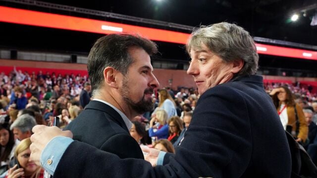Luis Tudanca saluda a Carlos Martínez