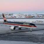 El hijo de mayor de Donald Trump aterrizando en Groenlandia