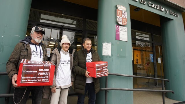 Oncobierzo entrega a la Junta más de 100.000 firmas para reclamar mejoras en la Oncología en la comarca del Bierzo