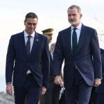 El presidente del Gobierno, Pedro Sánchez y el Rey, Felipe VI, a su llegada a la XXVII Conferencia de Presidentes, en el Palacio de la Magdalena, a 13 de diciembre de 2024, en Santander, Cantabria (España). La conferencia se celebra tras más de dos años sin convocarse, en una cita en la que el foco está puesto en la financiación autonómica en Cataluña, aunque el orden del día también incluye vivienda, migración y sanidad. 13 DICIEMBRE 2024 César Ortiz / Europa Press 13/12/2024