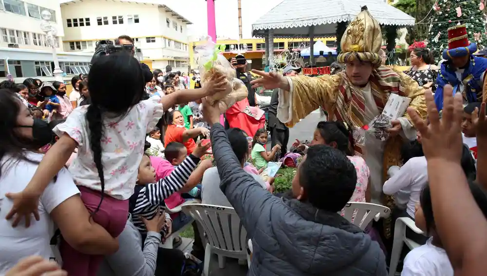 Reyes Magos entregan regalos en Hospital de Lima