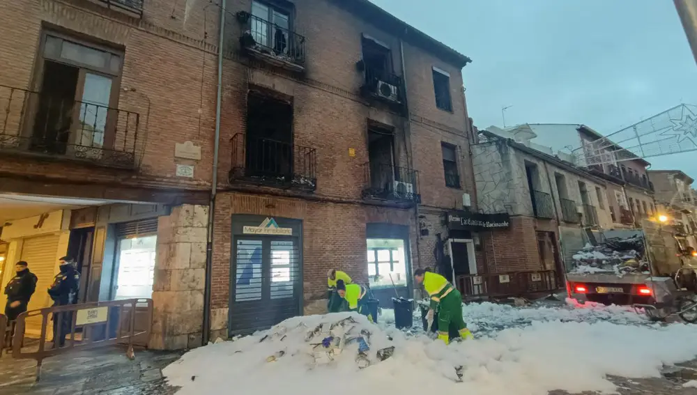 Un incendio afecta a dos viviendas del casco histórico de Alcalá de Henares