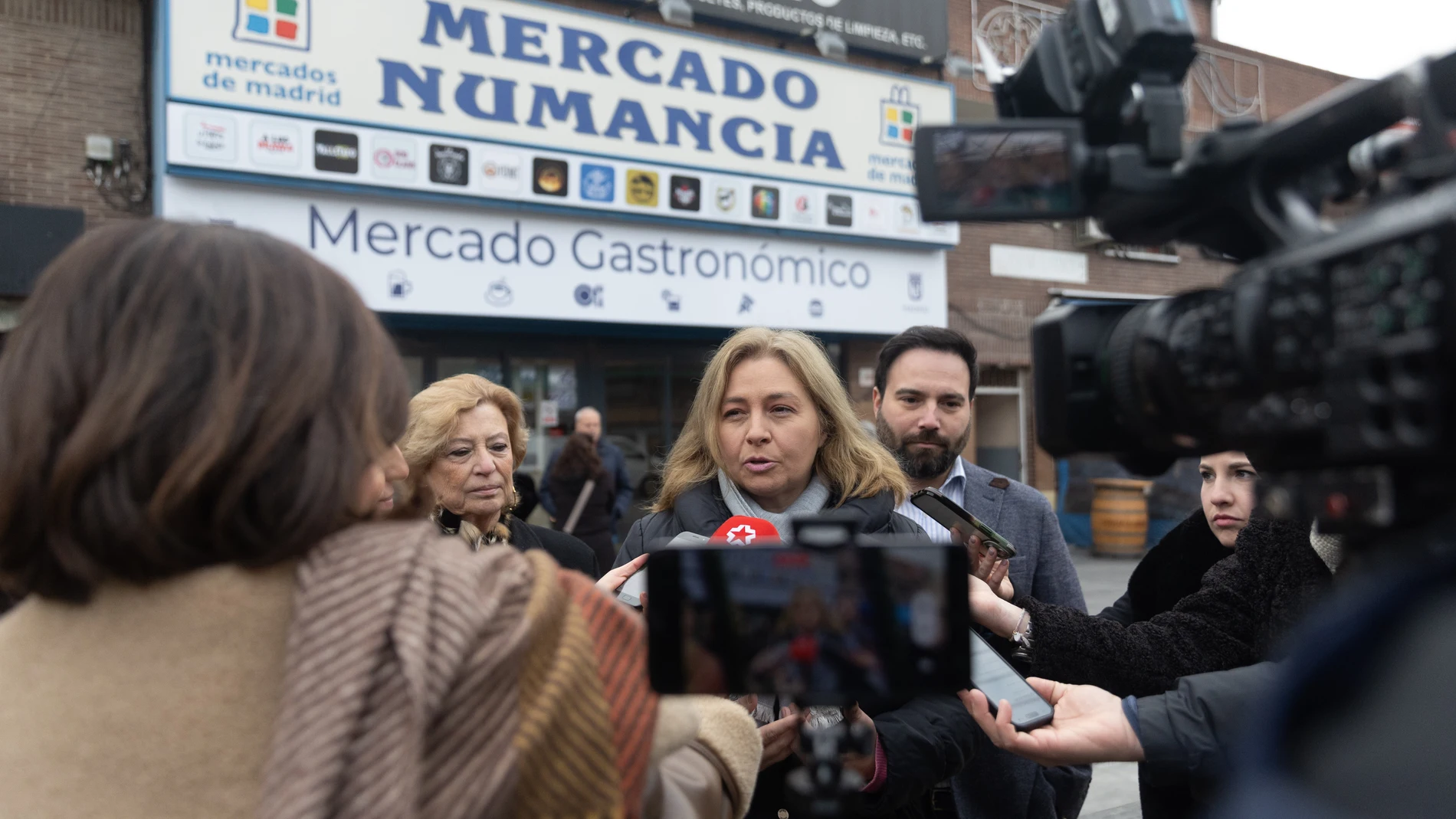 (I-D) La delegada de Obras y Equipamientos, Paloma García Romero, la vicealcaldesa de Madrid, Inma Sanz, y el concejal de Puente de Vallecas, Ángel Niño, atienden a los medios durante la visita al entorno del Mercado de Numancia, a 7 de enero de 2025, en Madrid (España). El entorno del Mercado de Numancia ha sido remodelado con el objetivo de la regeneración del entorno para crear un ambiente de socialización e interacción de los vecinos de la zona. El proyecto ha contado con una inversión m...