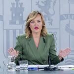 Pilar Alegría ve "compatible" ser ministro y líder autonómico y elogia a Montero por su "enorme capacidad de trabajo"