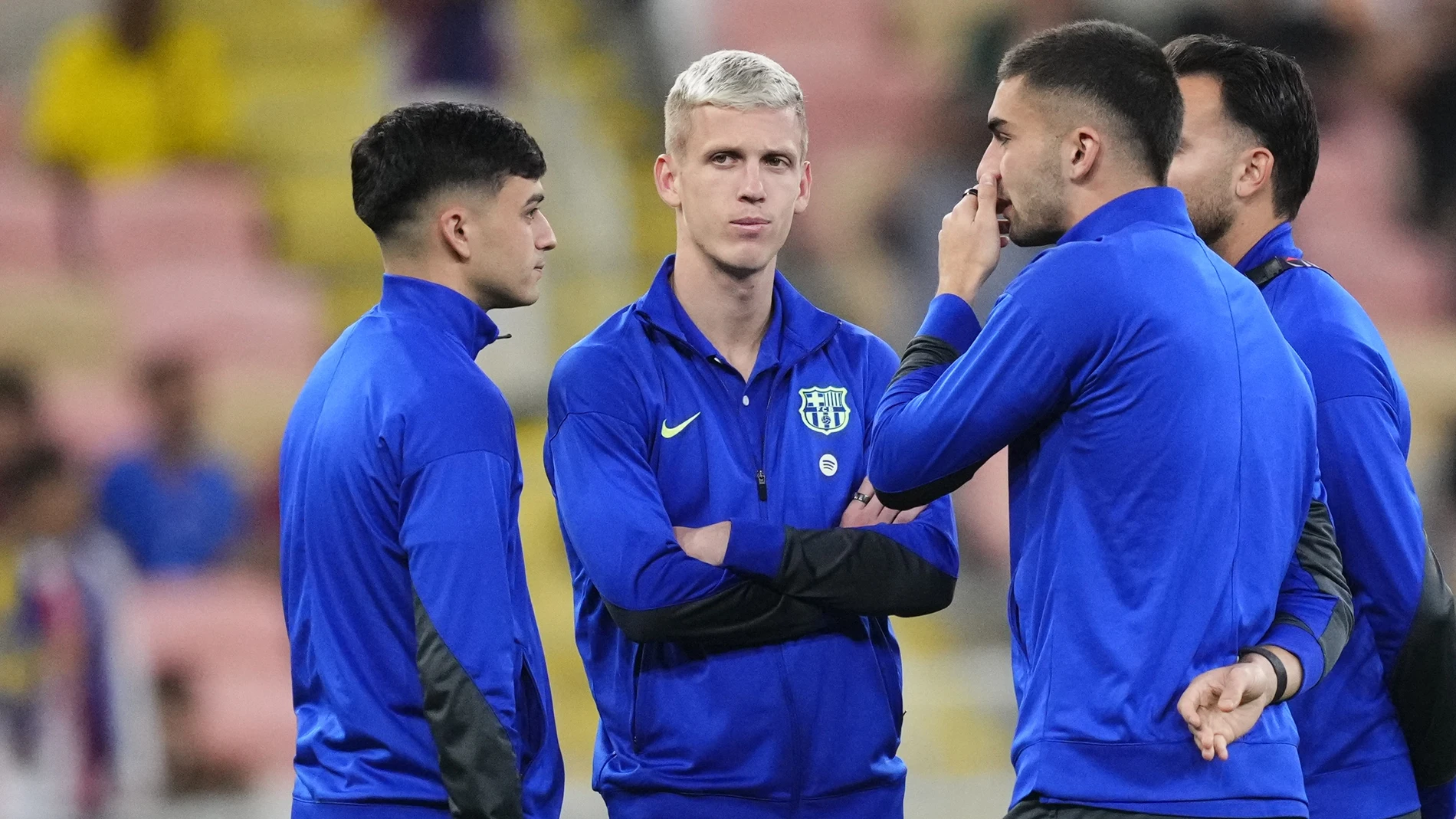 Dani Olmo, con varios compañeros del Barça en la Supercopa