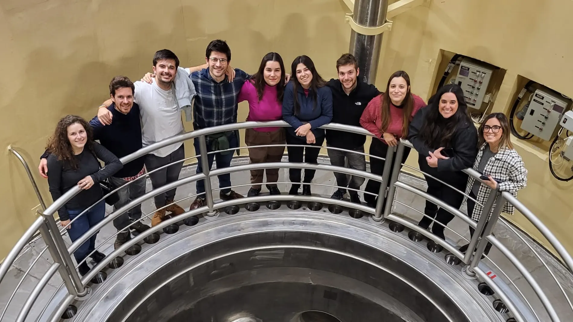 Miembros de la junta directiva de Jóvenes Nucleares, en la central nuclear de PAKS (Hungría)