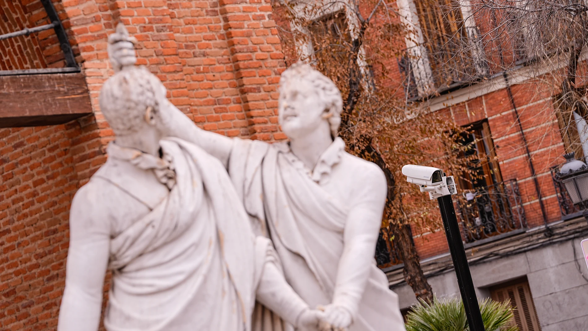 Cámara de vigilancia, a la derecha de la escultura del Dos de Mayo