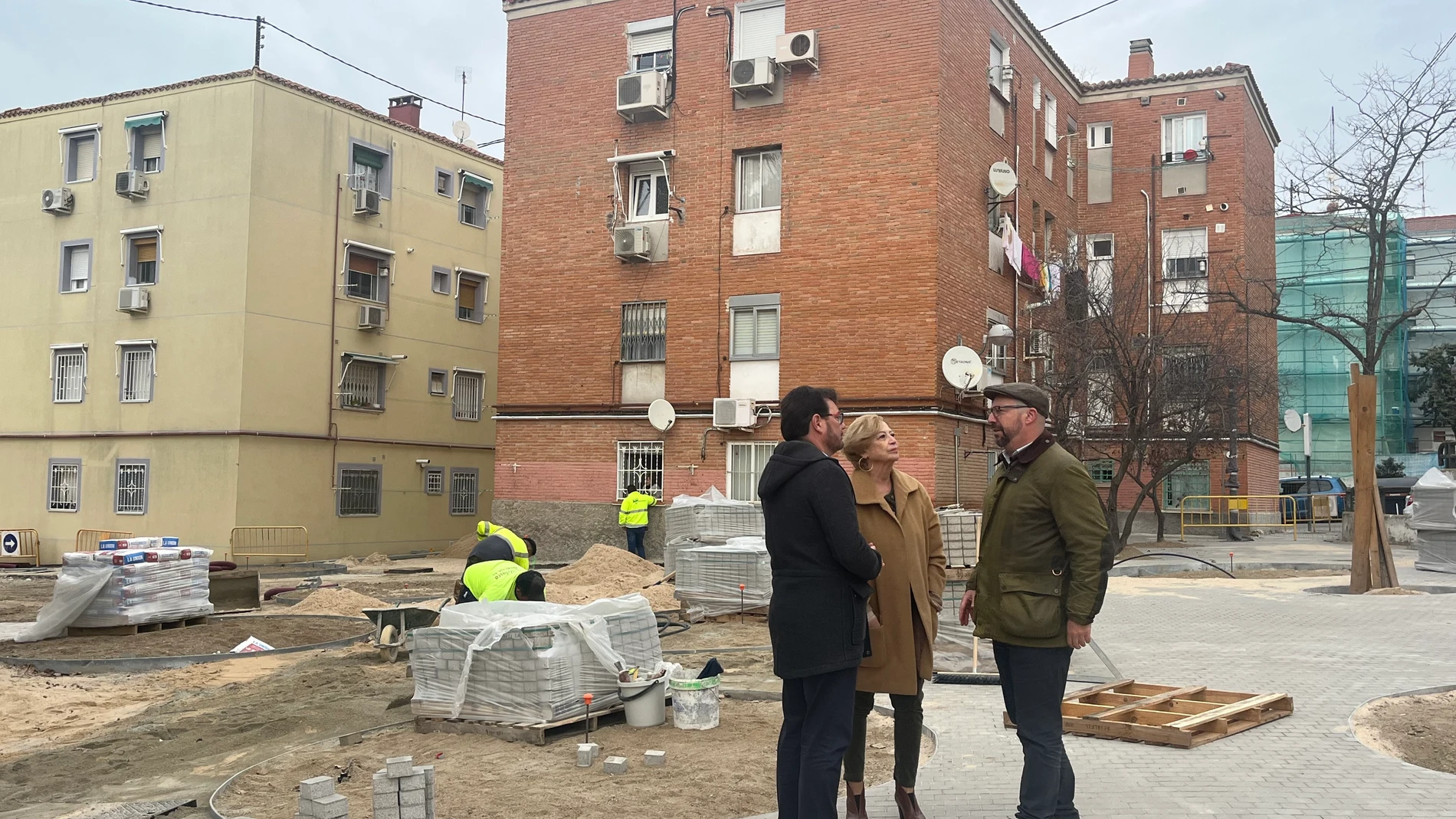 La delegada de Obras y Equipamientos del Ayuntamiento de Madrid, Paloma García Romero, en una visita a las obras de la plaza de Milmarcos en Vallecas. EUROPA PRESS 08/01/2025