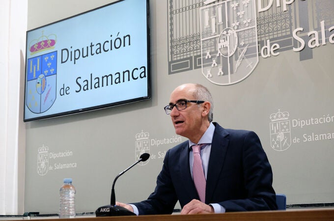 El presidente de la Diputación de Salamanca, Javier Iglesias, durante la rueda de prensa