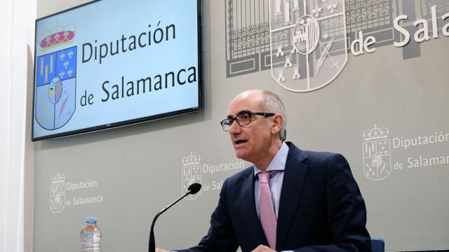 El presidente de la Diputación de Salamanca, Javier Iglesias, durante la rueda de prensa