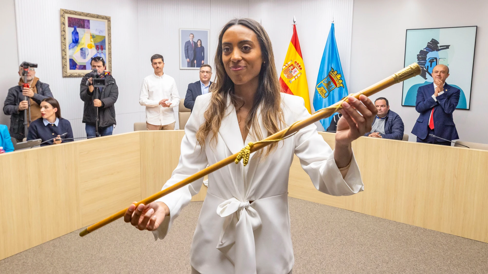 ALHAMA DE MURCIA, 08/01/2025.- La concejala socialista Rosa Sánchez,que ha sido elegida nueva alcaldesa de Alhama de Murcia al prosperar, con once votos a favor, diez en contra y cero abstenciones, la moción de censura presentada por su partido, IU y Alhama@Una contra María Cánovas (PP), muestra el bastón de mando. EFE/Marcial Guillén