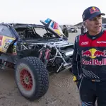 Carlos Sainz, junto a su Ford Raptor en el Dakar